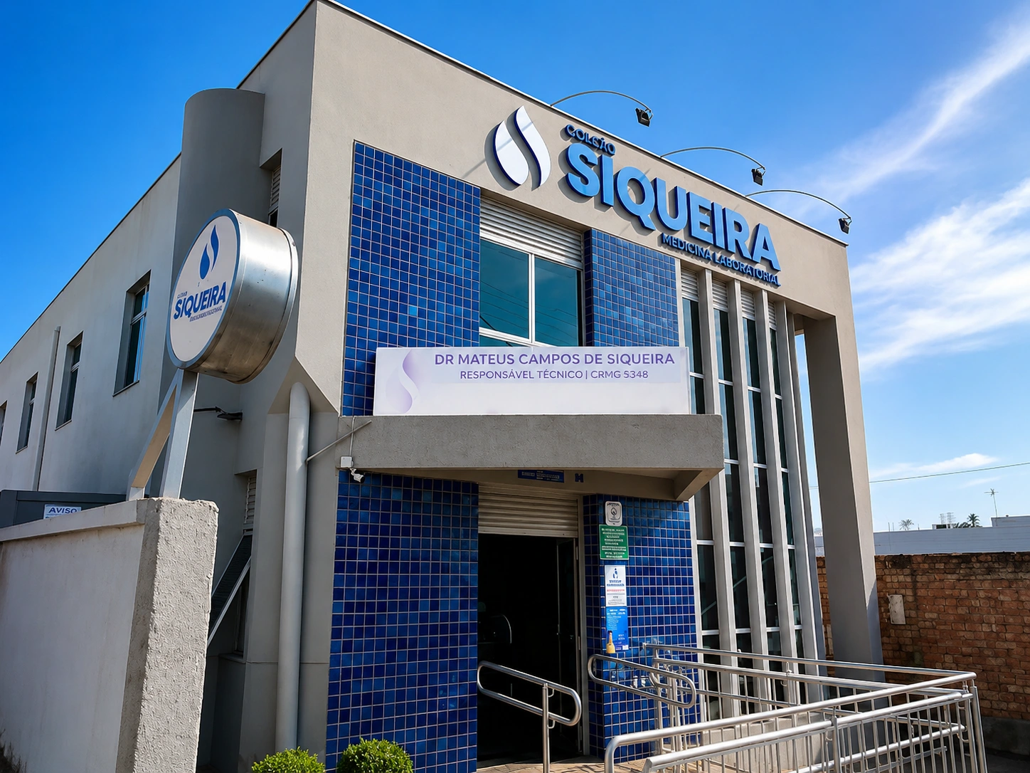 Entrada do IPHS — Instituto de Patologia e Hematologia Siqueira, com a placa do responsável técnico