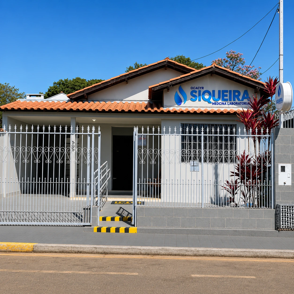 Fachada do posto de coleta e atendimento do Laboratório Siqueira na Rua Tamoios, em Guimarânia/MG